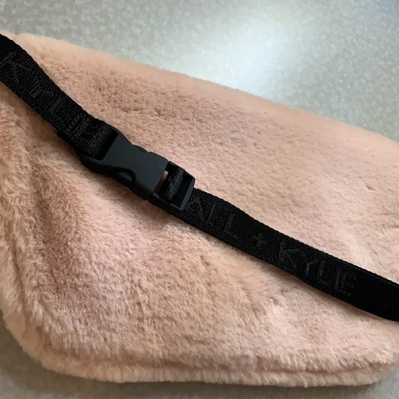 Kendall & Kylie Fanny Pack/Belt Bag - Picture 4 of 7